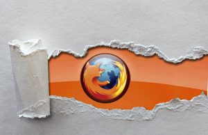 Se puede ver el logotipo de Firefox (el zorro rojo en torno a la bola del mundo) aparecer de detrás de un papel rasgado de color gris