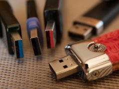 Se ven varias unidades USB de diferentes formas.