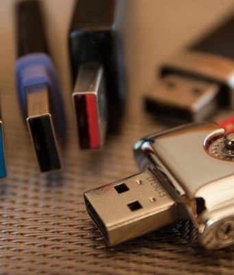 Se ven varias unidades USB de diferentes formas.