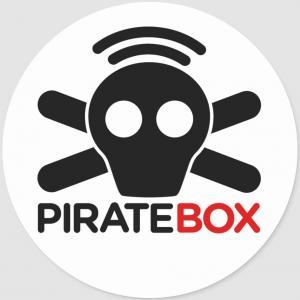 Logo del dispositivo. De una imagen similar a la bandera pirata, con las dos tibias y la calavera, pero de forma muy esquemática y sin relieves, salen dos ondas como en el logotipo de la señal WiFi. Debajo, el nombre PirateBox.